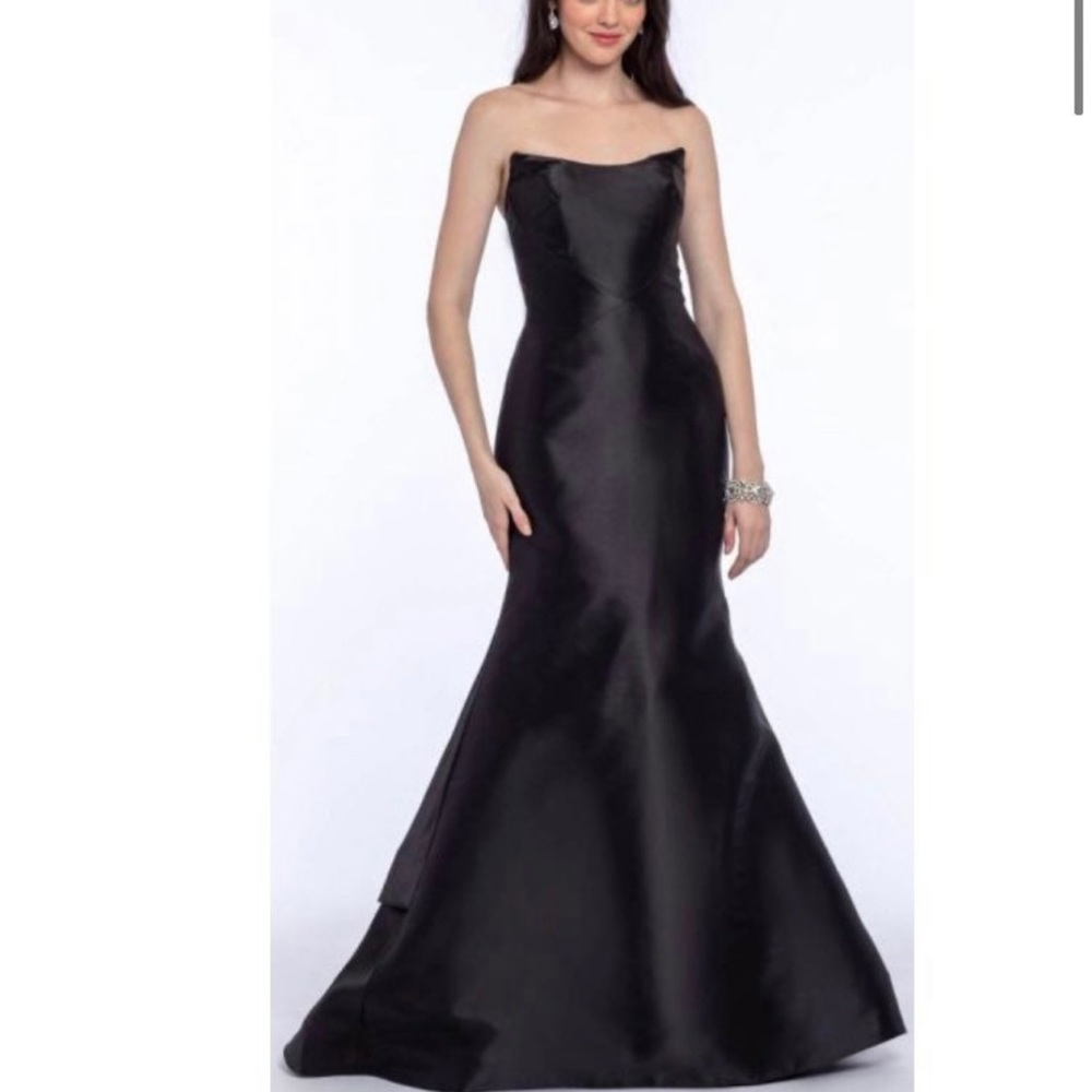 From Camille La Vie
PERFECT PROM DRESS
Size 8
Worn once, EXCELLENT CONDITION
T
